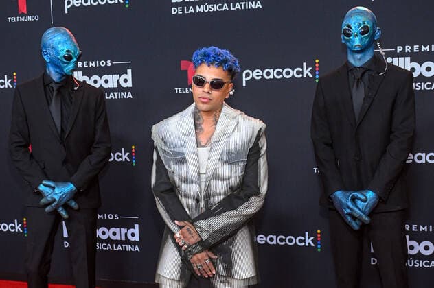 Puerto Rican singer Rauw Alejandro (C) poses upon his arrival at the red carpet of the Billboard Latin Music Awards, at the Watsco Center in Coral Gables, Florida, USA, 29 September 2022. Luxury brands and haute couture houses abounded on the varied red carpet of the 2022 edition of the Billboard Latin Music Awards, in which the most striking thing was the absence of the artists with the most nominations. 2022 Billboard Latin Music Awards Red Carpet !ACHTUNG: NUR REDAKTIONELLE NUTZUNG!  Copyright: xGiorgioxVierax USA721 20220930-f5787cb8f5256fd194a9ee2a05dadc661cf7a78d