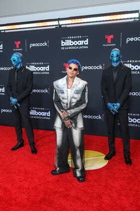 Puerto Rican singer Rauw Alejandro (C) poses upon his arrival at the red carpet of the Billboard Latin Music Awards, at the Watsco Center in Coral Gables, Florida, USA, 29 September 2022. Luxury brands and haute couture houses abounded on the varied red carpet of the 2022 edition of the Billboard Latin Music Awards, in which the most striking thing was the absence of the artists with the most nominations. 2022 Billboard Latin Music Awards Red Carpet !ACHTUNG: NUR REDAKTIONELLE NUTZUNG!  Copyright: xGiorgioxVierax USA720 20220930-3b909e564f61f05800d66d5ee2651d5d2dadc78e