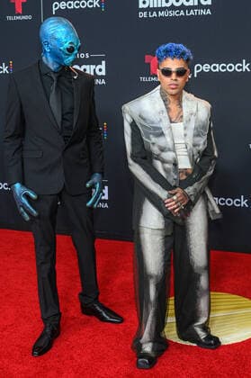 Puerto Rican singer Rauw Alejandro (R) poses upon his arrival at the red carpet of the Billboard Latin Music Awards, at the Watsco Center in Coral Gables, Florida, USA, 29 September 2022. Luxury brands and haute couture houses abounded on the varied red carpet of the 2022 edition of the Billboard Latin Music Awards, in which the most striking thing was the absence of the artists with the most nominations. 2022 Billboard Latin Music Awards Red Carpet !ACHTUNG: NUR REDAKTIONELLE NUTZUNG!  Copyright: xGiorgioxVierax USA722 20220930-77a831d310257552624453b8edeae2dfd6a0795c