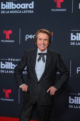 Spanish singer Raphael poses upon his arrival at the red carpet of the Billboard Latin Music Awards, at the Watsco Center in Coral Gables, Florida, USA, 29 September 2022. Luxury brands and haute couture houses abounded on the varied red carpet of the 2022 edition of the Billboard Latin Music Awards, in which the most striking thing was the absence of the artists with the most nominations. 2022 Billboard Latin Music Awards Red Carpet !ACHTUNG: NUR REDAKTIONELLE NUTZUNG!  Copyright: xGiorgioxVierax USA697 20220930-c381b14c67a80a20ab81ef1ce56483204a60d583