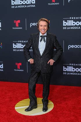 Spanish singer Raphael poses upon his arrival at the red carpet of the Billboard Latin Music Awards, at the Watsco Center in Coral Gables, Florida, USA, 29 September 2022. Luxury brands and haute couture houses abounded on the varied red carpet of the 2022 edition of the Billboard Latin Music Awards, in which the most striking thing was the absence of the artists with the most nominations. 2022 Billboard Latin Music Awards Red Carpet !ACHTUNG: NUR REDAKTIONELLE NUTZUNG!  Copyright: xGiorgioxVierax USA696 20220930-e81bd63ec85d1e5d42b66258c92af7b3e15ec926