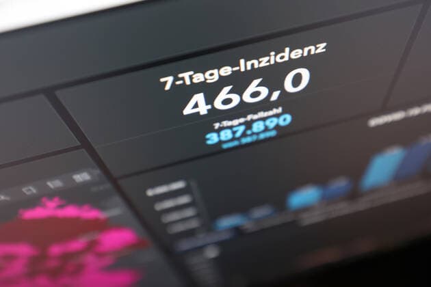 Dashboard of RKI, 7 day incidence is now 466.0 7 day incidence, dashboard of RKI on a monitor on 30 09 2022 in Siegen Germany.