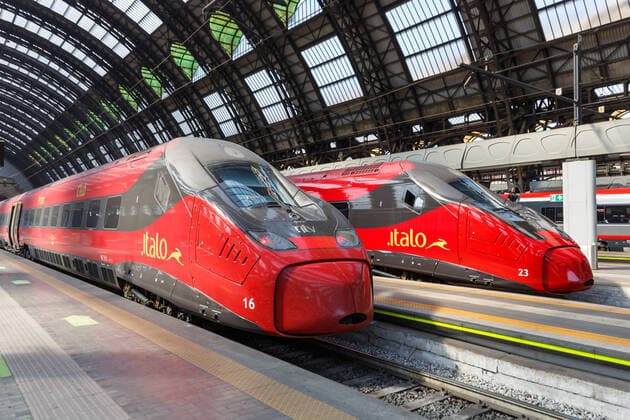 Italo ETR 675 Pendolino Hochgeschwindigkeitszüge von Nuovo Trasporto Viaggiatori NTV im Bahnhof Milano Centrale in Mailand, Italien Mailand, Italien - 22. März 2022: Italo ETR 675 Pendolino Hochgeschwindigkeitszüge von Nuovo Trasporto Viaggiatori NTV im Bahnhof Milano Centrale in Mailand, Italien. Copyright: xZoonar.com MarkusxMainkax zoonar_18708802