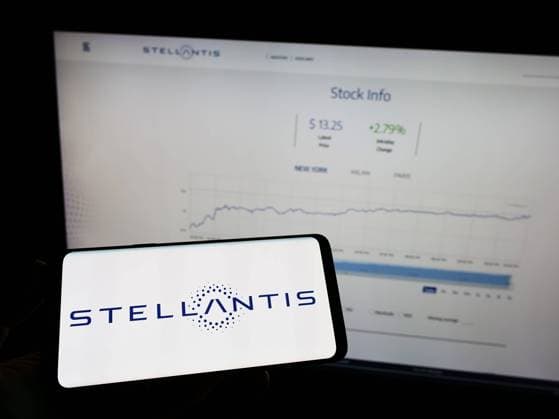Person holding mobile phone with logo of car manufacturer Stellantis N.V. on screen. Stuttgart, Germany - 06-25-2022: Person holding mobile phone with logo of car manufacturer Stellantis N.V. on screen in front of business web page. Focus on phone display. Copyright: xZoonar.com TimonxSchneiderx zoonar_18838949