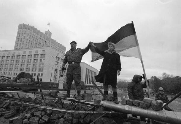 WHITE HOUSE BARRICADES RALLY PARTICIPANTS 21291 30.09.1993 The RF Supreme Council supporters in a rally on barricades near the White House . Alexander Liskin Sputnik Moscow Russia  Copyright: xAlexanderxLiskinx
