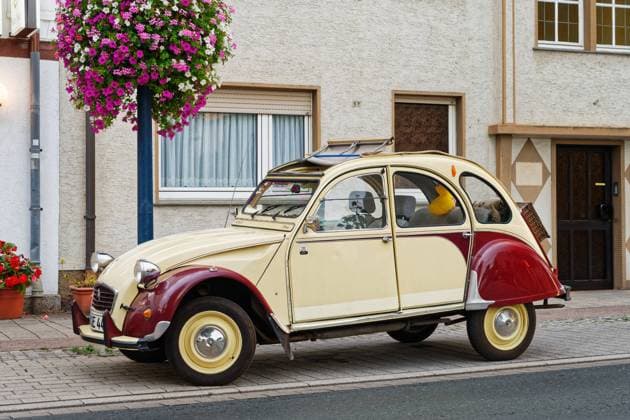 vintage Citroen 2CV Ente beige Farbe Auto geparkt an der Straße in der Nähe eines Wohnhauses. Holzwickede, Germany - 09 02 2022 front side view of Citroen 2CV parked at the street near building with visible windows and doors and plant. no people. Copyright: xZoonar.com PrzemyslawxJenarzewskix zoonar_19055285