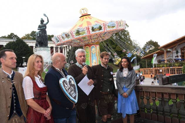 Peter Inselkammer Wiesnwirtesprecher Katrin Bahr Condrobs Board of Directors Managing Director Werner Woerlen Gentleman Prize Secretary Dieter Reiter Oberbuergergemeister Stefan Murr Actor Calrissa Kaefer Kaefer Schaenke Wirtin Munich 30 09 2022 Oktoberfest Wiesn Kaefer Schaenke Gentleman of the Year Honor Munich