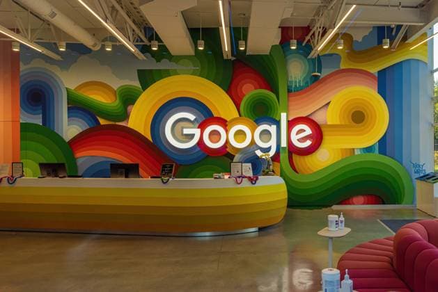 MOUNTAIN VIEW, CA - AUGUST 29, 2022: Google logo inside the reception of Google Headquarters in Mountain View, CA Colorful Google logo inside the offices of Google Headquarters in the USA Mountain View USA *** MOUNTAIN VIEW, CA AUGUST 29, 2022 Google-Logo in der Rezeption der Google-Zentrale in Mountain View, CA Buntes Google-Logo in den Büros der Google-Zentrale in den USA Mountain View USA Copyright: xx