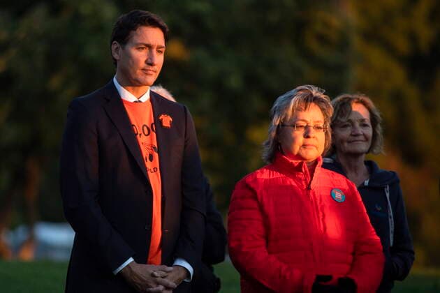 September 30, 2022, Niagara Falls, ON, Canada: Prime Minister Justin Trudeau and Phyllis Webstad, residential school survivor and the founder of the Orange Shirt Day movement, take part in a sunrise ceremony to mark the National Day of Truth and Reconciliation in Niagara Falls, Ont. on Friday, September 30, 2022. Niagara Falls Canada  - ZUMAc35_ 20220930_zaf_c35_006 Copyright: xNickxIwanyshynx