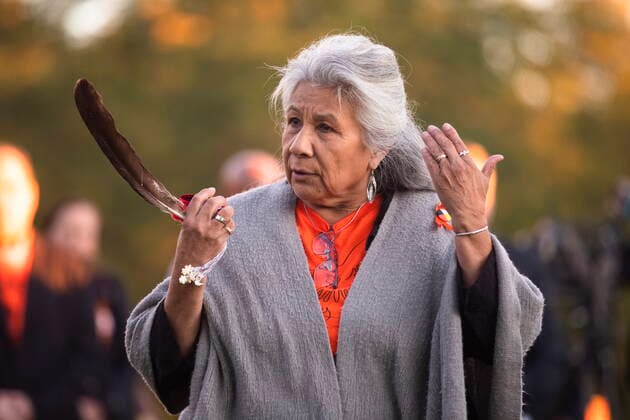September 30, 2022, Niagara Falls, ON, Canada: Grandmother Jackie Labonte leads a sunrise ceremony to mark the National Day of Truth and Reconciliation in Niagara Falls, Ont. on Friday, September 30, 2022. Niagara Falls Canada  - ZUMAc35_ 20220930_zaf_c35_008 Copyright: xNickxIwanyshynx