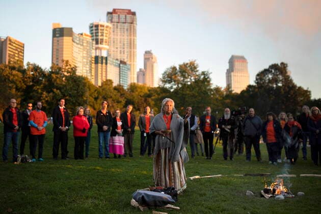 News Bilder des Tages September 30, 2022, Niagara Falls, ON, Canada: Prime Minister Justin Trudeau looks on as Grandmother Jackie Labonte leads a sunrise ceremony to mark the National Day of Truth and Reconciliation in Niagara Falls, Ont. on Friday, September 30, 2022. Niagara Falls Canada  - ZUMAc35_ 20220930_zaf_c35_007 Copyright: xNickxIwanyshynx