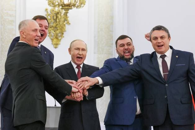 Ukraine-Krieg, Jahrestag der Invasion, Chronologie der Ereignisse, Archivbilder Bilder des Jahres 2022, News 09 September News Themen der Woche KW39 News Bilder des Tages MOSCOW, RUSSIA - SEPTEMBER 30, 2022: Kherson Region civil and military administration head Vladimir Saldo, Zaporizhzhia (Zaporozhye) civil and military administration head Yevgeny Balitsky, Russia s President Vladimir Putin, Donetsk People s Republic (DPR) leader Denis Pushilin and Lugansk People s Republic (LPR) leader Leonid Pasechnik (L-R clockwise) join hands as they pose for a photograph in the Grand Kremlin Palace during a signing ceremony for treaties on the accession of the Donetsk People s Republic, the Lugansk People s Republic, and the Kherson Region and Zaporizhzhia (Zaporozhye) Region of Ukraine to Russia. Referendums for joining Russia were held in the Lugansk People s Republic, the Donetsk People s Republic and the Kherson Re  TS144A27