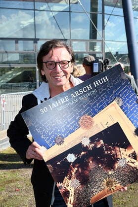 Musiker Purple Schulz posiert mit Plattencover bei der Pressekonferenz zur Veranstaltung 30 Jahre Arsch Huh die dieses Jahr am 10.11. in der Lanxess Arena stattfindet. Arsch huh, (Kölsch für Arsch hoch) ist eine Initiative, die 1992 von Musikern und Musikerinnen gegründet wurde. sie engagiert sich gegen Neonazis, Rassismus und Ausgrenzung und für eine solidarische Stadtgesellschaft. *** Musician Purple Schulz poses with record cover at the press conference for the event 30 years Arsch Huh which takes place this year on 10 11 in the Lanxess Arena Arsch huh, Kölsch for ass high is an initiative that was founded in 1992 by musicians it is committed against neo-Nazis, racism and exclusion and for a solidary urban society