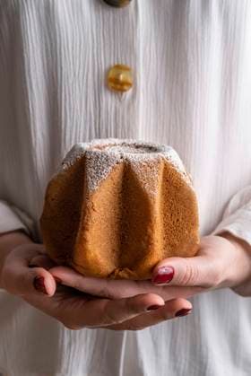 Hands holding a small pandoro being held in a womans hands Hands holding a small pandoro being held in a womans hands Copyright: x xSoniaxBozzoxPhotographyx SBO081121-5