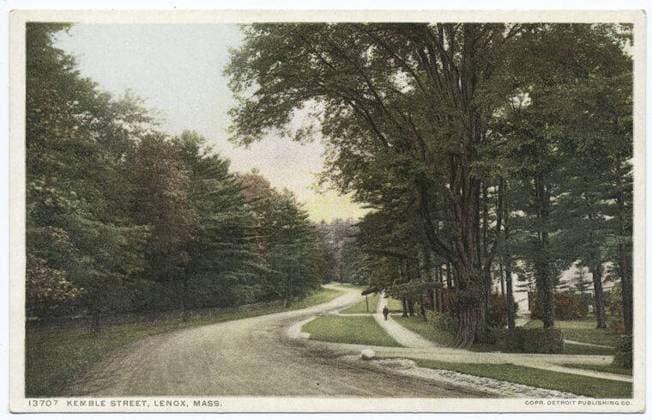 Kemble Street, Lenox, Mass. still image. Postcards. 1898 - 1931. The Miriam and Ira D. Wallach Division of Art, Prints and Photographs: Photography Collection. Massachusetts, Trees Copyright: xpiemagsx nyplsipiepostcard28092022-1450 !ACHTUNG AUFNAHMEDATUM GESCHÄTZT!