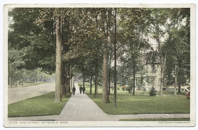 East Street, Pittsfield, Mass. still image. Postcards. 1898 - 1931. The Miriam and Ira D. Wallach Division of Art, Prints and Photographs: Photography Collection. Massachusetts, Trees, Houses, Pedestrians Copyright: xpiemagsx nyplsipiepostcard28092022-1451 !ACHTUNG AUFNAHMEDATUM GESCHÄTZT!