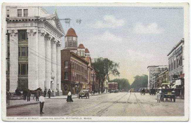 North Street, looking South, Pittsfield, Mass. still image. Postcards. 1898 - 1931. The Miriam and Ira D. Wallach Division of Art, Prints and Photographs: Photography Collection. Transportation, Massachusetts, Pedestrians Copyright: xpiemagsx nyplsipiepostcard28092022-1634 !ACHTUNG AUFNAHMEDATUM GESCHÄTZT!