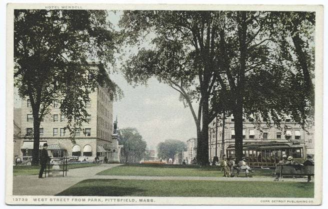 West Street from Park, Pittsfield, Mass. still image. Postcards. 1898 - 1931. The Miriam and Ira D. Wallach Division of Art, Prints and Photographs: Photography Collection. Massachusetts, Buildings, Street railroads Copyright: xpiemagsx nyplsipiepostcard28092022-1635 !ACHTUNG AUFNAHMEDATUM GESCHÄTZT!
