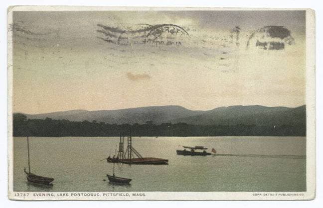 Evening, Lake Pontoosuc, Pittsfield, Mass. still image. Postcards. 1898 - 1931. The Miriam and Ira D. Wallach Division of Art, Prints and Photographs: Photography Collection. Sky, Boats, Massachusetts, Sunrises & sunsets Copyright: xpiemagsx nyplsipiepostcard28092022-1640 !ACHTUNG AUFNAHMEDATUM GESCHÄTZT!