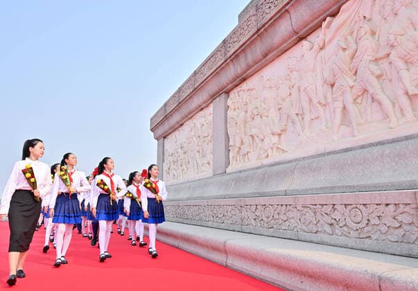 News Themen der Woche KW39 (220930) -- BEIJING, Sept. 30, 2022 -- A ceremony offering floral tribute to fallen national heroes is held at Tian anmen Square to mark the Martyrs Day in Beijing, capital of China, Sept. 30, 2022. ) CHINA-BEIJING-MARTYRS DAY-CEREMONY (CN) YuexYuewei 
