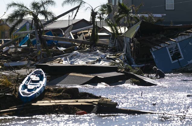 News Themen der Woche KW39 September 30, 2022, Matlacha, Fl: A man moves through gulf water flowing through a broken section of Pine Island Road on Thursday, Sept. 29, 2022, in Matlacha, Fla. Hurricane Ian made landfall on the coast of South West Florida as a category 4 storm Tuesday afternoon leaving areas affected with flooded streets, downed trees, and scattered debris. Matlacha - ZUMAm67_ 20220930_zaf_m67_008 Copyright: xMatiasxJ.xOcnerx