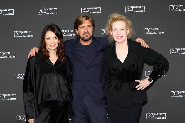 Entertainment Themen der Woche KW39 Iris Berben, Regisseur Ruben Oestlund und Sunnyi Melles bei der Triangle of Sadness Kino Premiere am 30.09.2022 im Rahmen vom Filmfest Hamburg Filmfest Filmfest Hamburg 2022- Triangle of Sadness Kinopremiere *** Iris Berben, director Ruben Oestlund and Sunnyi Melles at the Triangle of Sadness cinema premiere on 30 09 2022 at Filmfest Hamburg Filmfest Hamburg 2022 Triangle of Sadness cinema premiere 