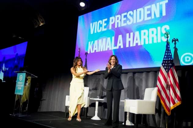 September 30, 2022, Washington, District of Columbia, USA: United States Vice President Kamala Harris speaks with Priyanka Chopra Jonas during the Democratic National Committee™s Women™s Leadership Forum in Washington, DC on September 30, 2022 Washington USA - ZUMAs152 20220930_zaa_s152_135 Copyright: xLeighxVogelx-xPoolxviaxCNPx