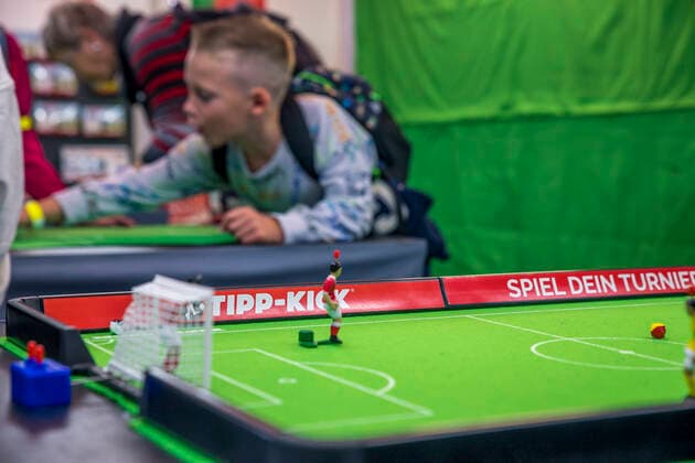 The Model Hobby Game 2022 has begun at the Leipzig Exhibition Center For three days in the halls of the New Leipzig Trade Fair everything revolves around model making, board games, toys, crafts and sports 100000 visitors are expected Here the popular soccer board game Tip Kick