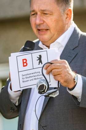 Bausenator Andreas Geisel spricht waehrend des Rundgangs - Presserundgang mit Bausenator Andreas Geisel in der Gropiusstadt in Neukoelln in Berlin am 21 September 2022. Bausenator Andreas Geisel in der Gropiusstadt *** Building Senator Andreas Geisel speaks during the tour Press tour with Building Senator Andreas Geisel in Gropiusstadt in Neukoelln in Berlin on 21 September 2022 Building Senator Andreas Geisel in Gropiusstadt