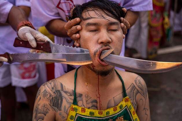 Bilder des Jahres 2022, News 10 Oktober News Themen der Woche KW39 News Bilder des Tages Thailand, Gläubige während eines Reinigungsrituals in Phuket October 1, 2022, Phuket, Thailand: Possessed Thai devotees are pierced during the Vegetarian Festival as part of a purification ritual in Phuket, Thailand, October 01, 2022. Thailand - ZUMAm249 20221001_zip_m249_004 Copyright: xAndrexMalerbax