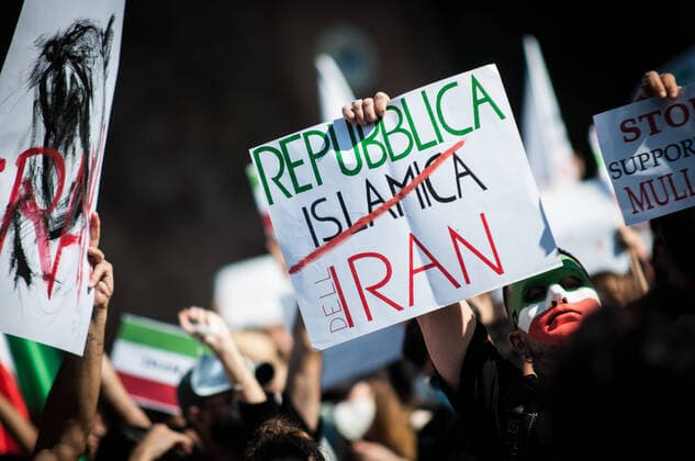 News Themen der Woche KW39 News Bilder des Tages Demonstrators Protest Against Death Of Mahsa Amini In Rome, Italy Protesters participate in the global protest against the Iranian regime, The time has come on October 01, 2022 in Rome, Italy. Rome Italy  Copyright: xAndreaxRonchinix originalFilename: ronchini-protesta221001_npRqB.jpg