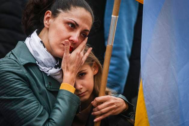 Solidarity With Ukraine Demonstration In Poland An Ukrainian woman with a daughter attend a demonstration of solidarity with Ukraine at the Main Square in Krakow, Poland on October 1st, 2022 Krakow Poland  Copyright: xBeataxZawrzelx originalFilename: zawrzel-solidari221001_npAnj.jpg