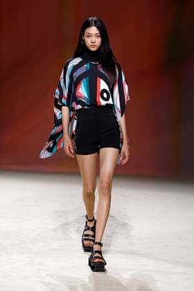 Entertainment Themen der Woche KW39 Entertainment Bilder des Tages (221002) -- PARIS, Oct. 2, 2022 -- A model presents a creation from the Spring Summer 2023 Ready-to-Wear collection of Hermes during the Paris Fashion Week, in Paris, France, on Oct.1, 2022. (Photo by Xinhua) FRANCE-PARIS-FASHION WEEK-HERMES PieroxBiasion 
