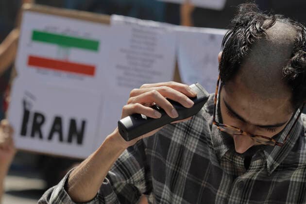Freedom Rally For Iran In Mexico City A member of the Iranian community in Mexico cuts her hair in front of the Angel of Independence in Mexico City for the death of Mahsa Amini, a 22-year-old Iranian woman who was killed by police officers on 16 September in Tehran City, Iran, for not wearing the hijab correctly. Mexico City Mexico City Mexico  Copyright: xGerardoxVieyrax originalFilename: vieyra-notitle221001_npMCF.jpg