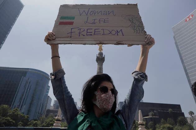 Freedom Rally For Iran In Mexico City Member of the Iranian community in Mexico demonstrate with a banner at the Angel de la Independencia in Mexico City over the death of Mahsa Amini, a 22-year-old Iranian woman who was killed by police officers on 16 September in Tehran City, Iran, for not wearing the hijab correctly. Mexico City Mexico City Mexico  Copyright: xGerardoxVieyrax originalFilename: vieyra-notitle221001_npCMs.jpg