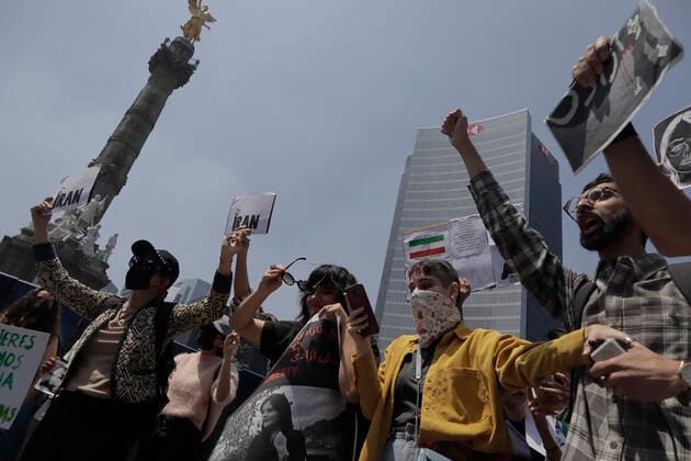Freedom Rally For Iran In Mexico City Members of the Iranian community in Mexico demonstrate with banners at the Angel of Independence in Mexico City over the death of Mahsa Amini, a 22-year-old Iranian woman who was killed by police officers on 16 September in Tehran City, Iran, for not wearing the hijab correctly. Mexico City Mexico City Mexico  Copyright: xGerardoxVieyrax originalFilename: vieyra-notitle221001_npQal.jpg