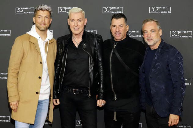 Entertainment Themen der Woche KW39 Sebastian Schilde, H.P. Baxxter, Michael Simon und Jens Thele von Scooter bei der Premiere des Dokumentarfilms FCK 2020 - Zweieinhalb Jahre mit Scooter auf dem 30. Filmfest Hamburg 2022 im Cinemaxx Dammtor. Hamburg, *** Sebastian Schilde, H P Baxxter, Michael Simon and Jens Thele from Scooter at the premiere of the documentary FCK 2020 Two and a Half Years with Scooter at the 30 Filmfest Hamburg 2022 at Cinemaxx Dammtor Hamburg, Foto:xgbrcix xFuturexImage