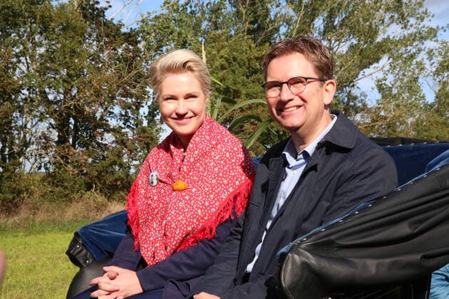Blick am Sonntag (02.10.2022) in Ferdinandshof (Landkreis Vorpommern Greifswald) auf das 31. Landeserntedankfest. Bei dem Fest erlebten 8500 Besucher aus weiten Teilen des Landes ein buntes Programm rund um die Landwirtschaft. Dazu gab es einen farbenfrohen Festumzug mit 560 Mitwirkenden und 96 Schaubildern, eine Händlermeile sowie jede Menge Musik und Unterhaltung. Darüber hinaus hatten die Besucher Gelegenheit, einen Kunstmarkt zu erleben und regionale Produkte zu verkosten. Die Land- und Ernährungswirtschaft spielt in Mecklenburg Vorpommern eine herausragende Rolle. So war das Fest wieder einmal mehr ein Spiegelbild der Landwirtschaft im Nordosten. Im Bild Ministerpräsidentin Manuela Schwesig mit ihrem Mann Stefan beim Festumzug in der K