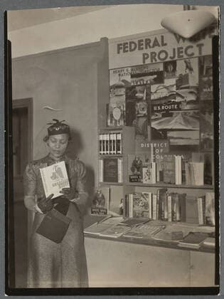 Zora Neale Hurston at Federal Writer s Project booth at New York Times Book Fair. 1937. Portraits, Photographs. Schomburg Center for Research in Black Culture, Photographs and Prints Division. Hurston, Zora Neale, African American authors, Women anthropologists, Federal Writers Project Copyright: xpiemagsx nyplsipie24092022-13617 !ACHTUNG AUFNAHMEDATUM GESCHÄTZT!