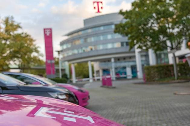 Der Tesla Fuhrpark- Die neue Version des LED beleuchteten Logos der Deutsche Telekom AG auf dem Dach der Zentrale in Bonn. 02.10.2022 Bonn Gronau NRW Deutschland *** The Tesla fleet The new version of the LED illuminated logo of Deutsche Telekom AG on the roof of the headquarters in Bonn 02 10 2022 Bonn Gronau NRW Germany