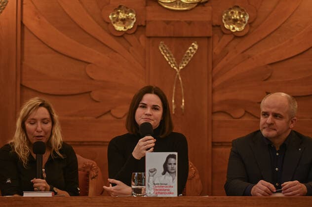 News Themen der Woche KW39 News Bilder des Tages Svetlana Tikhanovskaya In Krakow The exiled leader of the opposition in Belarus, Svetlana Tikhanovskaya (center), is seen during the premiere of Ruslan Szoszyn s book LodoÅ‚amaczka at the headquarters of the Krakow Literary Publishing House, where she also met with members of the local Belarusian diaspora. On Sunday, October 02, 2022, in Krakow, Poland. Krakow Poland  Copyright: xArturxWidakx originalFilename: widak-svetlana221002_npvM1.jpg