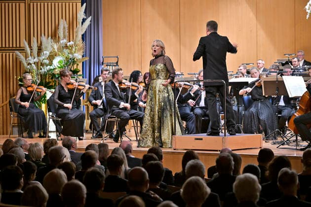 02 10 2022, International Classical Festival Festival of Nations 2022 at the Kurhaus Bad Wörishofen in Unterallgäu, closing gala aria evening with Elina Garanca Latvia , mezzo-soprano Karel Mark Chichon, conductor of the Janacek Philharmonic Orchestra 02 10 2022, Classical Festival Bad Wörishofen 02 10 2022, Classical Festival Bad Wörishofen