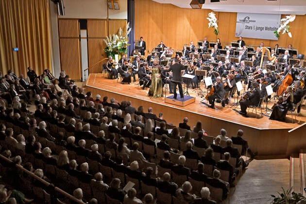 02 10 2022, International Classical Festival Festival of Nations 2022 at the Kurhaus Bad Wörishofen in Unterallgäu, closing gala aria evening with Elina Garanca Latvia , mezzo-soprano Karel Mark Chichon, conductor of the Janacek Philharmonic Orchestra 02 10 2022, Classical Festival Bad Wörishofen 02 10 2022, Classical Festival Bad Wörishofen