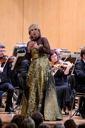 02 10 2022, International Classical Festival Festival of Nations 2022 at the Kurhaus Bad Wörishofen in Unterallgäu, closing gala aria evening with Elina Garanca Latvia , mezzo-soprano Karel Mark Chichon, conductor of the Janacek Philharmonic Orchestra 02 10 2022, Classical Festival Bad Wörishofen 02 10 2022, Classical Festival Bad Wörishofen