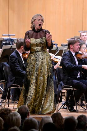02 10 2022, International Classical Festival Festival of Nations 2022 at the Kurhaus Bad Wörishofen in Unterallgäu, closing gala aria evening with Elina Garanca Latvia , mezzo-soprano Karel Mark Chichon, conductor of the Janacek Philharmonic Orchestra 02 10 2022, Classical Festival Bad Wörishofen 02 10 2022, Classical Festival Bad Wörishofen