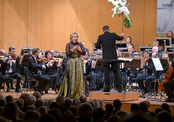 02 10 2022, International Classical Festival Festival of Nations 2022 at the Kurhaus Bad Wörishofen in Unterallgäu, closing gala aria evening with Elina Garanca Latvia , mezzo-soprano Karel Mark Chichon, conductor of the Janacek Philharmonic Orchestra 02 10 2022, Classical Festival Bad Wörishofen 02 10 2022, Classical Festival Bad Wörishofen