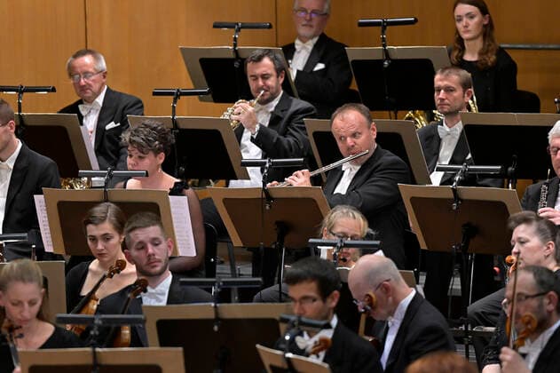 02 10 2022, International Classical Festival Festival of Nations 2022 at the Kurhaus Bad Wörishofen in Unterallgäu, closing gala aria evening with Elina Garanca Latvia , mezzo-soprano Karel Mark Chichon, conductor of the Janacek Philharmonic Orchestra transverse flutist, 02 10 2022, Classical Festival Bad Wörishofen 02 10 2022, Classical Festival Bad Wörishofen