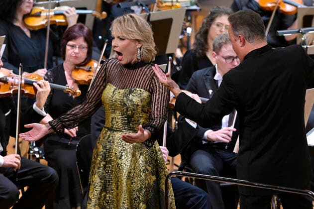 02 10 2022, International Classical Festival Festival of Nations 2022 at the Kurhaus Bad Wörishofen in Unterallgäu, closing gala aria evening with Elina Garanca Latvia , mezzo-soprano Karel Mark Chichon, conductor of the Janacek Philharmonic Orchestra 02 10 2022, Classical Festival Bad Wörishofen 02 10 2022, Classical Festival Bad Wörishofen