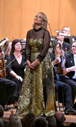 02 10 2022, International Classical Festival Festival of Nations 2022 at the Kurhaus Bad Wörishofen in Unterallgäu, closing gala aria evening with Elina Garanca Latvia , mezzo-soprano Karel Mark Chichon, conductor of the Janacek Philharmonic Orchestra 02 10 2022, Classical Festival Bad Wörishofen 02 10 2022, Classical Festival Bad Wörishofen