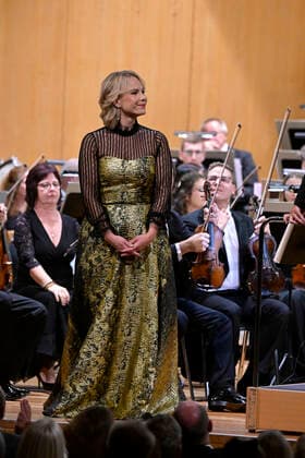 02 10 2022, International Classical Festival Festival of Nations 2022 at the Kurhaus Bad Wörishofen in Unterallgäu, closing gala aria evening with Elina Garanca Latvia , mezzo-soprano Karel Mark Chichon, conductor of the Janacek Philharmonic Orchestra 02 10 2022, Classical Festival Bad Wörishofen 02 10 2022, Classical Festival Bad Wörishofen